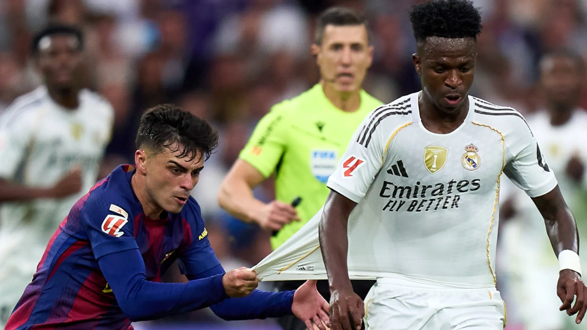 Vinicius Junior, do Real Madrid, é desafiado por Pedri, do FC Barcelona.