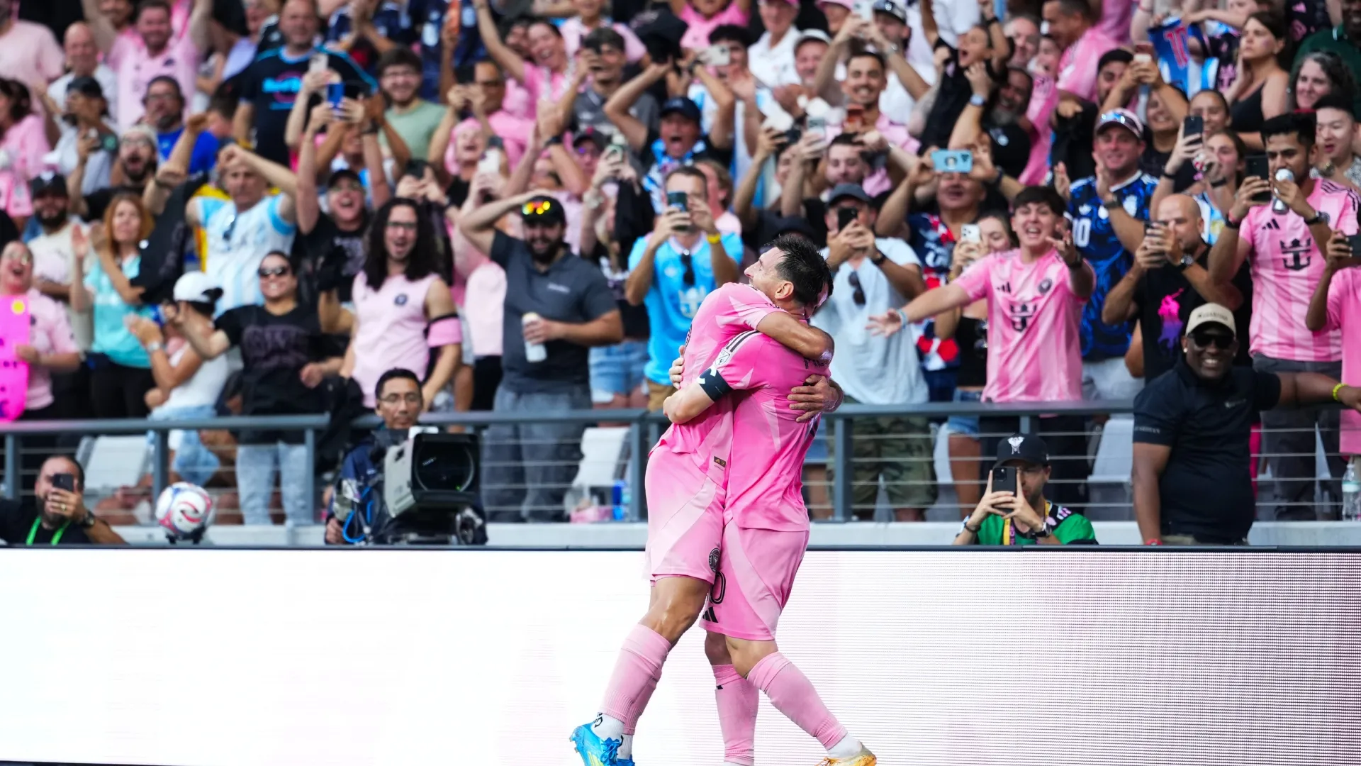 Germán Berterame #19 comemora com Lionel Messi #10 do Inter Miami.
