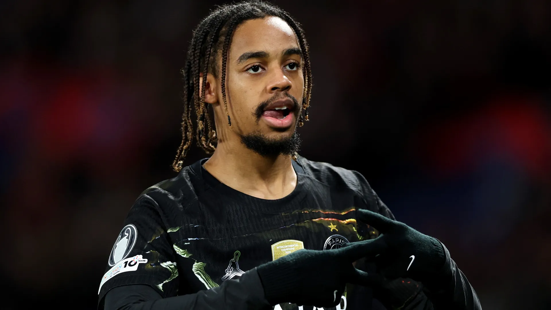 Bradley Barcola, estrela do PSG, comemorando um gol