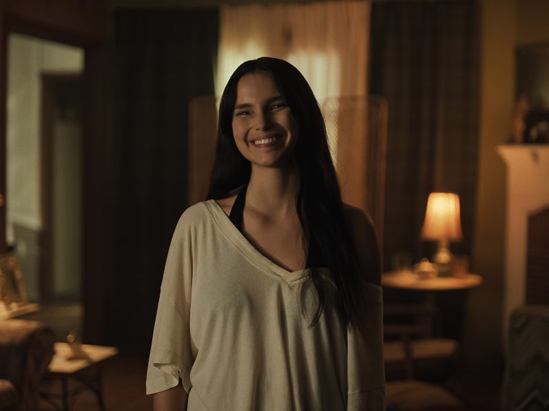 Cineasta Curry Barker planeja expandir universo do terror com adaptações de curtas para longas-metragens