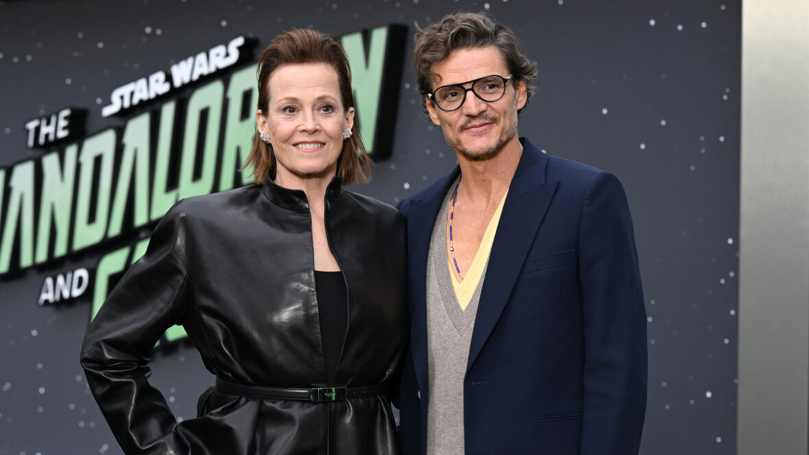 Pedro Pascal e SIgourney Weaver no evento de fãs de Star Wars no Reino Unido