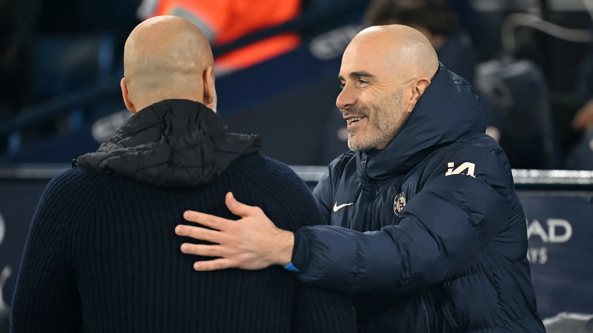 Enzo Maresca, técnico do Chelsea, abraça Pep Guardiola, técnico do Manchester City.