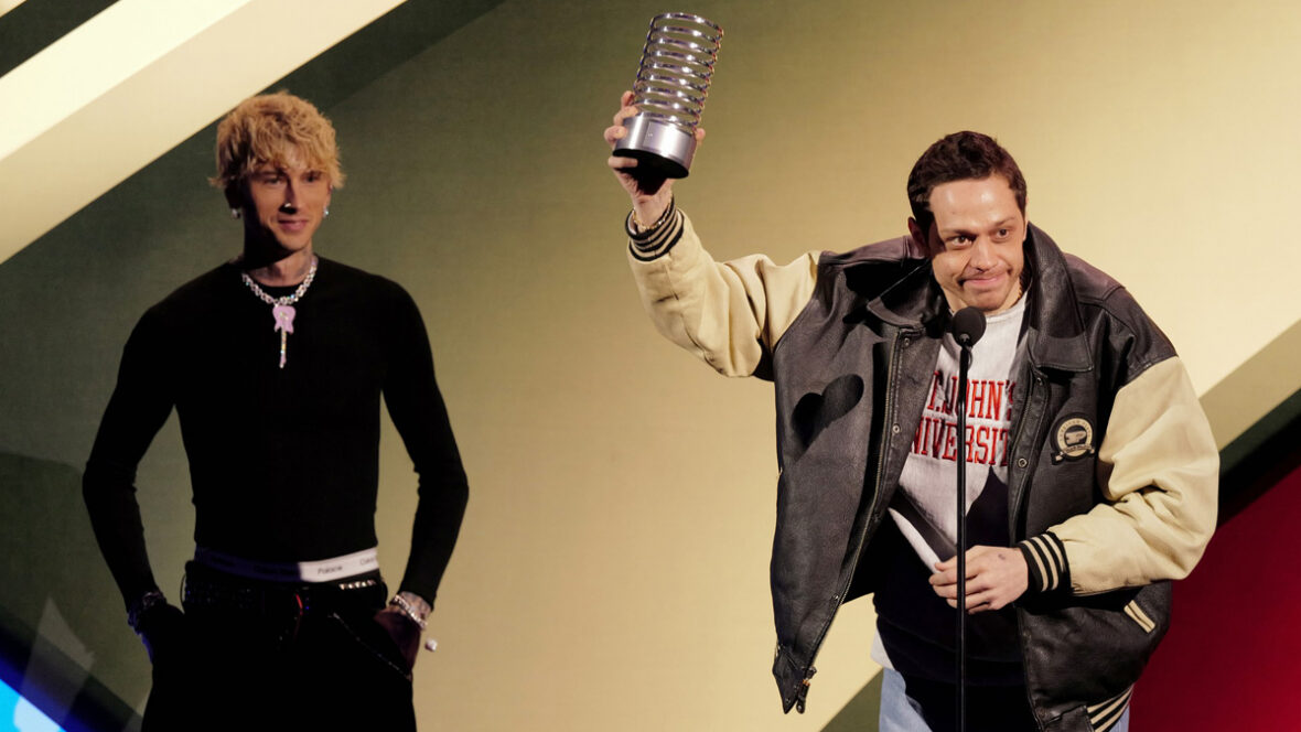 MGK e Pete Davidson no Webby Awards 2026