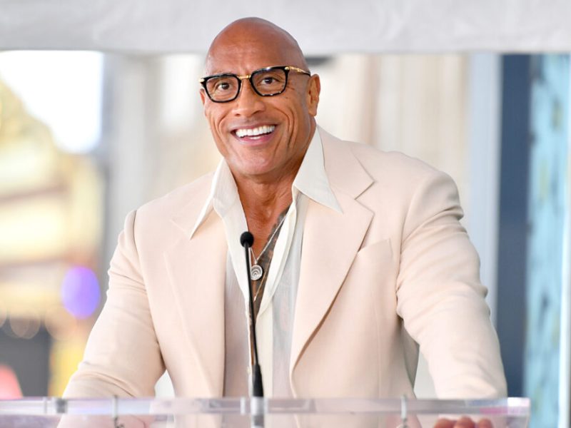 Por que Dwayne Johnson foi parado pela polícia depois de participar da cerimônia da Calçada da Fama de Emily Blunt