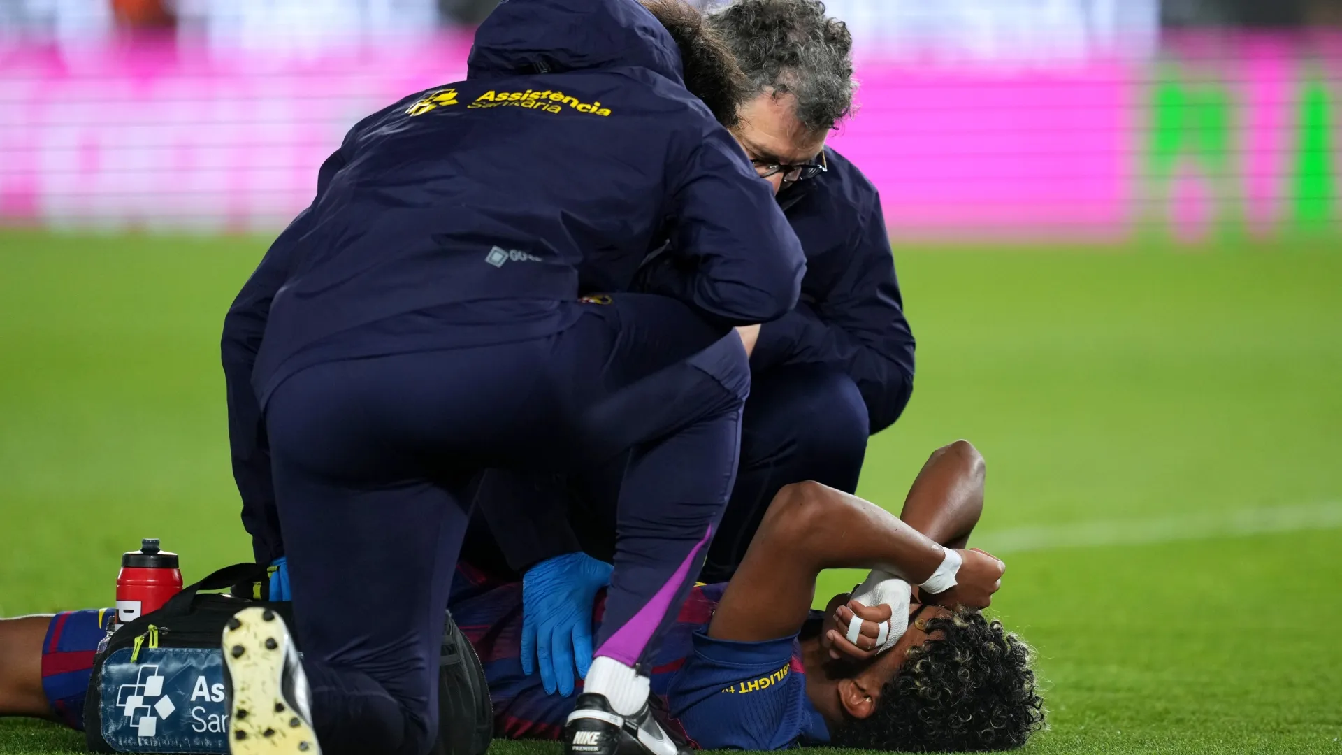 Lamine Yamal do FC Barcelona reage a uma lesão.