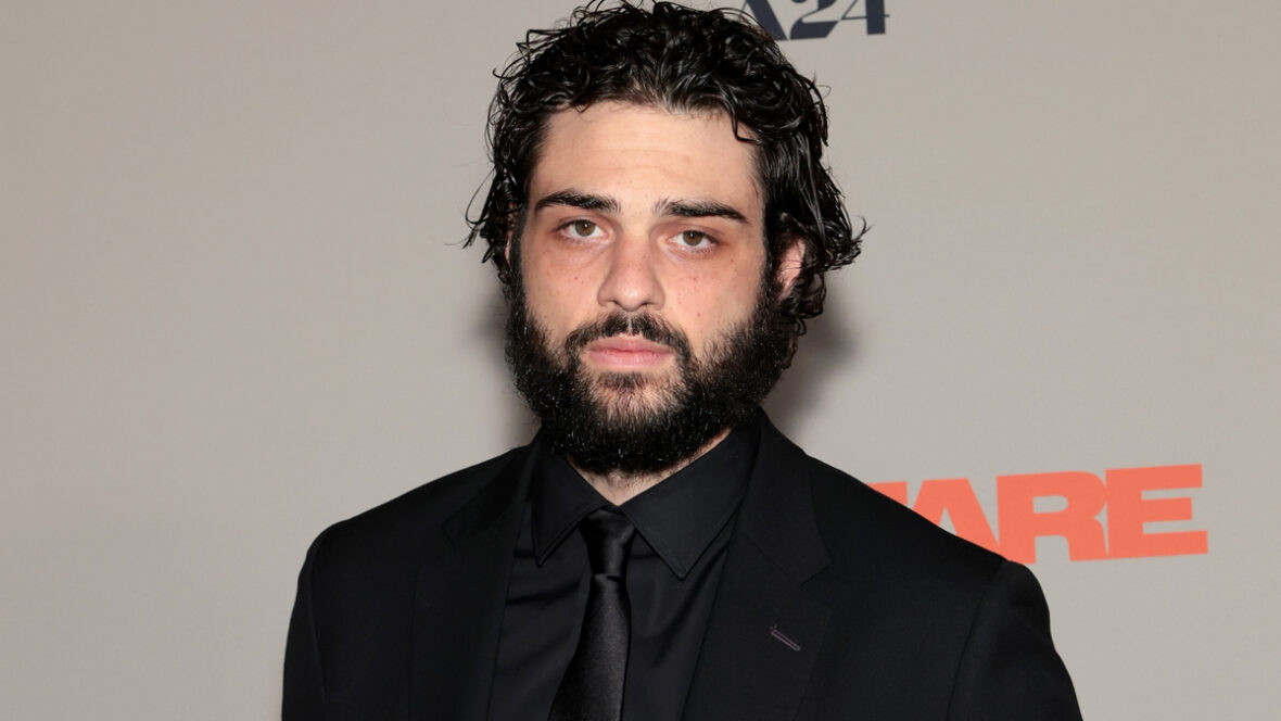 Noah Centineo em um terno preto na estreia do filme A24