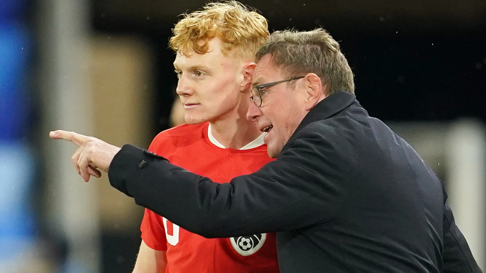 Ralf Rangnick, técnico da Áustria, interage com seu jogador, Nicolas Seiwald.