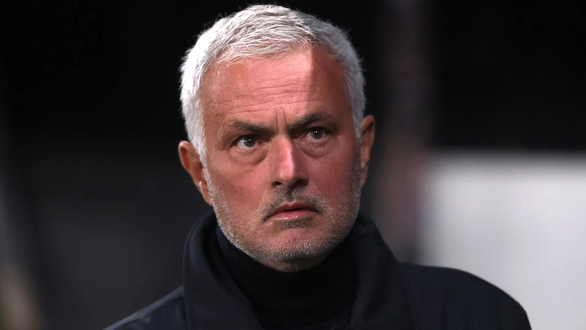 José Mourinho, treinador do Benfica, assiste antes da UEFA Champions League.