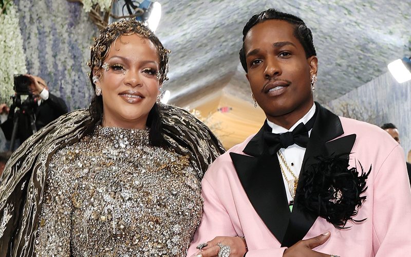 Rihanna continua a tradição de chegar tarde ao Met Gala com A$AP Rocky