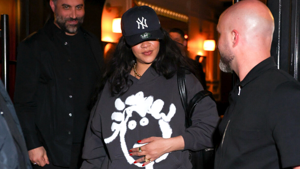 Rihanna com seu próprio moletom em Paris