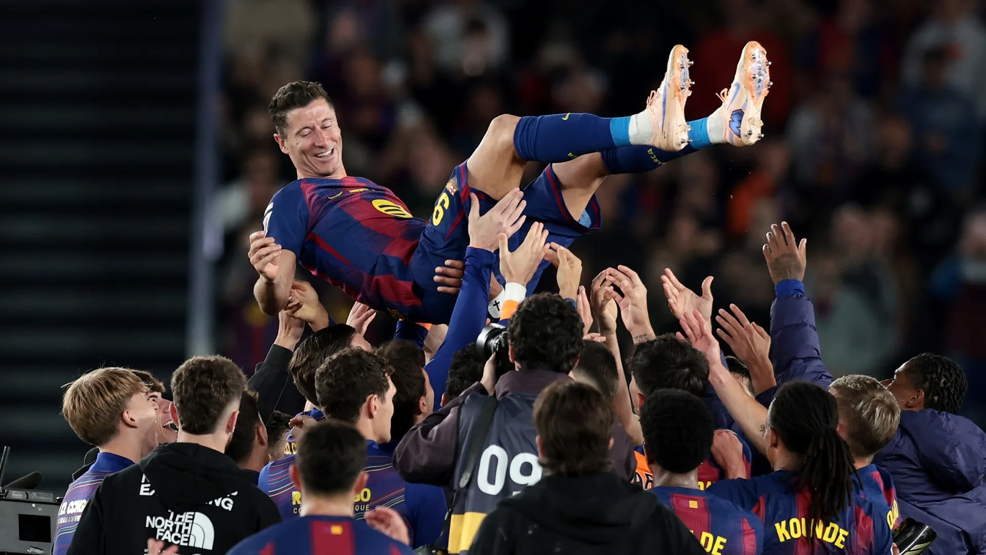 Robert Lewandowski, do FC Barcelona, ​​é içado por companheiros de equipe.