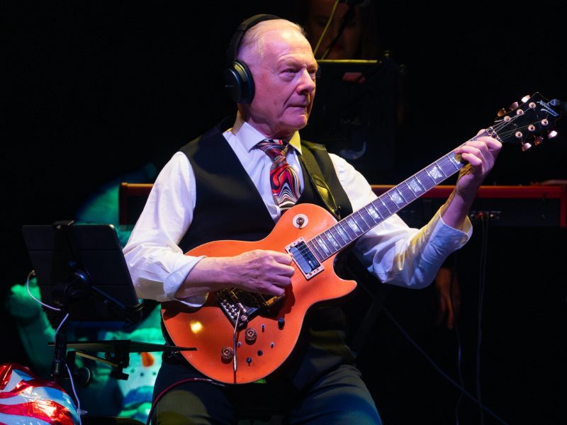 Robert Fripp questiona motivo de hospital ter raspado suas partes íntimas após ataque cardíaco