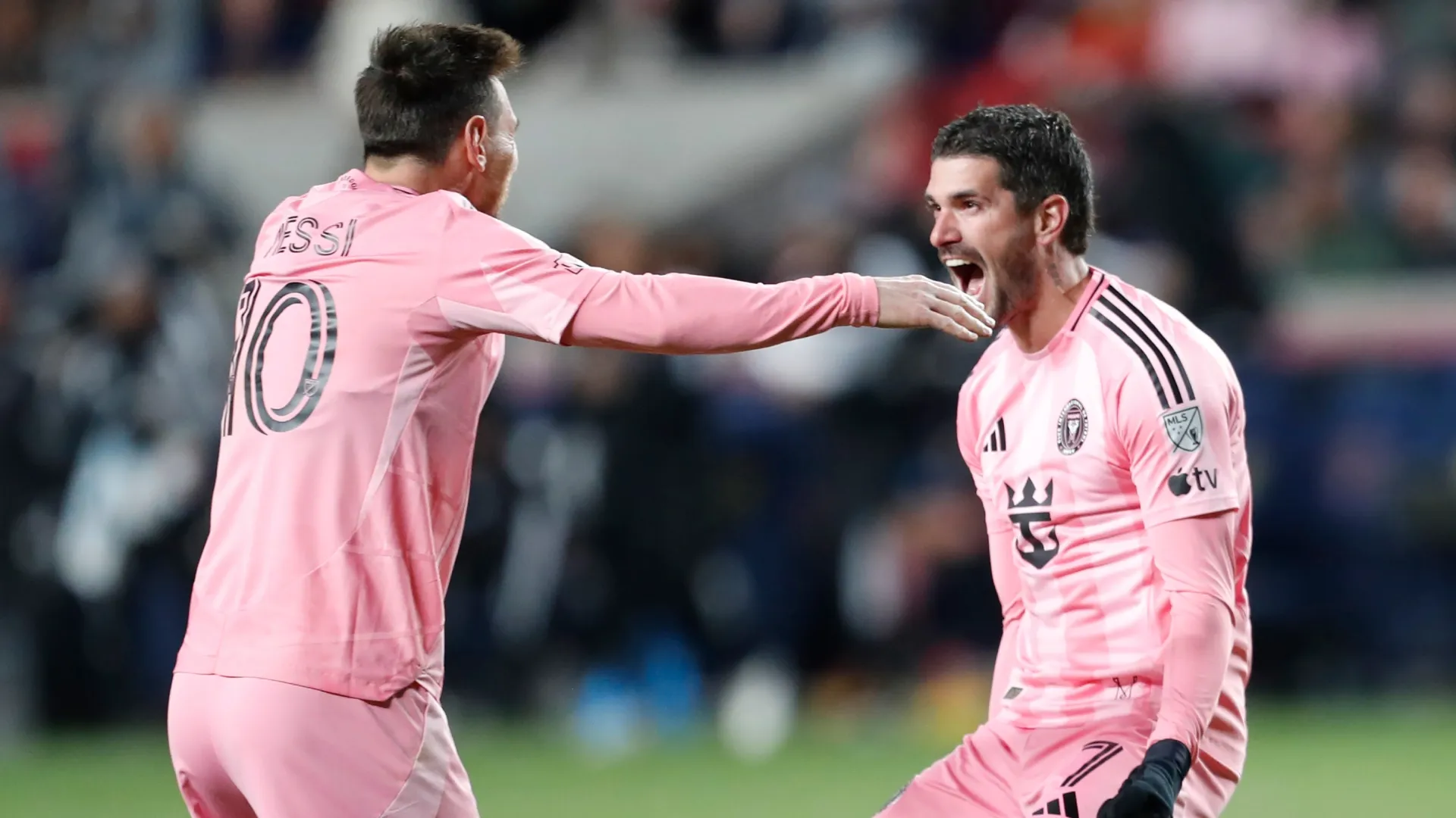 Rodrigo De Paul nº 7 do Inter Miami CF comemora com o companheiro Lionel Messi nº 10.