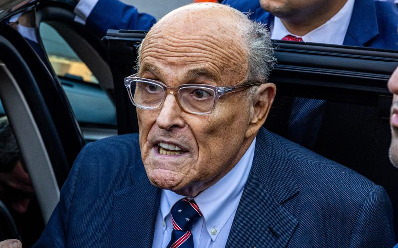Rudy Giuliani hospitalizado na Flórida, o porta-voz diz que ele está em “condição crítica, mas estável”