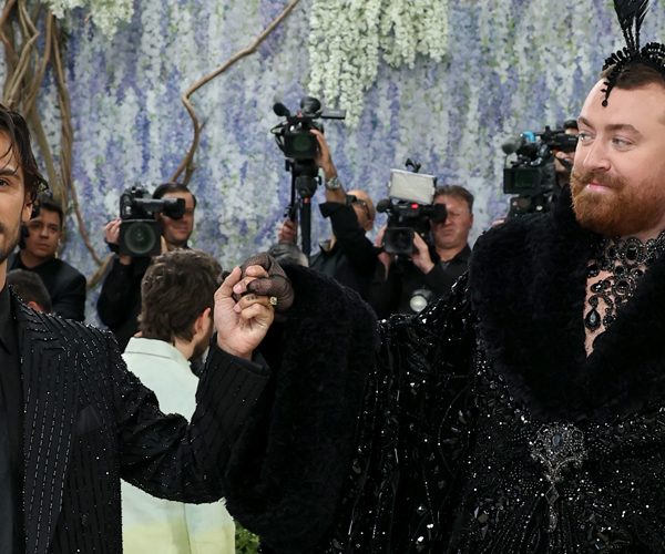 Sam Smith e o namorado designer Christian Cowan estão noivos! (Relatório)