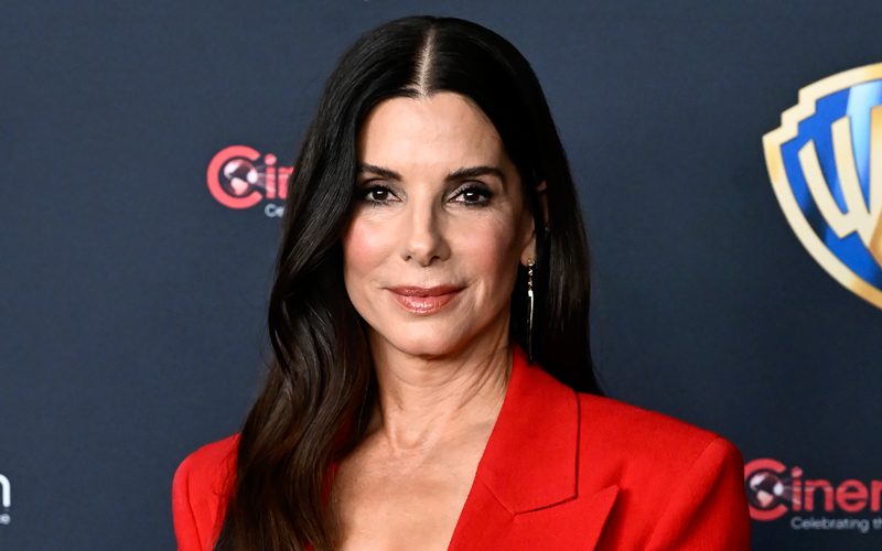Sandra Bullock compartilha foto rara com seus dois filhos enquanto comemora o dia das mães