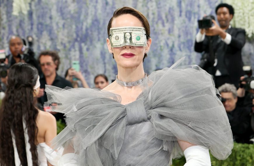 Sarah Paulson usa venda de dinheiro para o Met Gala 2026