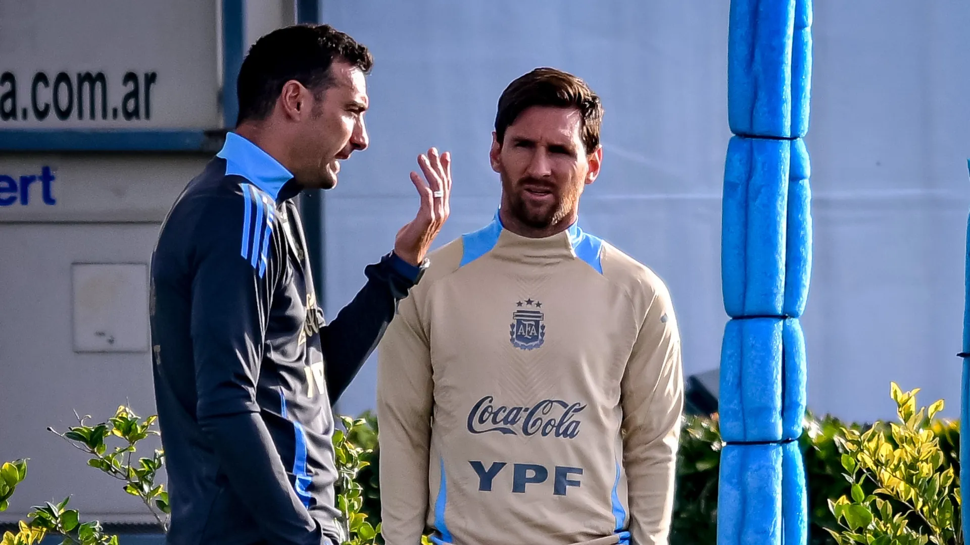 Lionel Scaloni, técnico da Argentina, conversa com Lionel Messi antes de um treino.