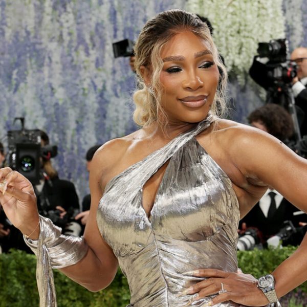 Serena Williams mistura metais prateados e dourados no tapete vermelho do Met Gala 2026