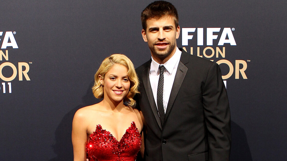 Shakira usa vestido vermelho ao lado de Girard Piqué enquanto posa para evento no tapete vermelho