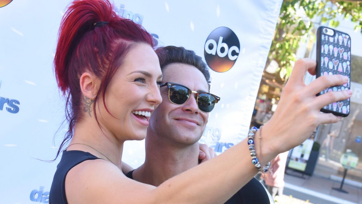 As dançarinas Sharna Burgess e Sasha Farber participam do The Grove Hosts Dancing With The Stars Dance Lab
