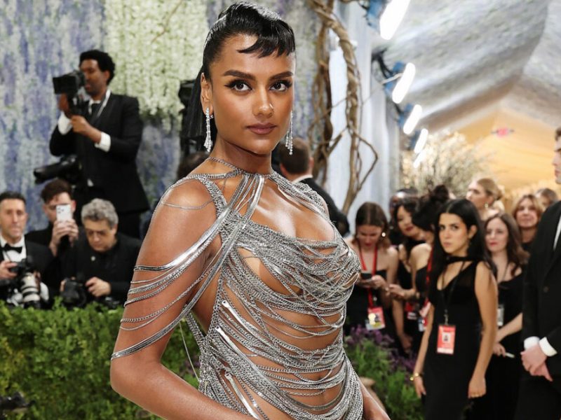 Simone Ashley impressiona em Naked-in-Chains Stella McCartney no Met Gala 2026