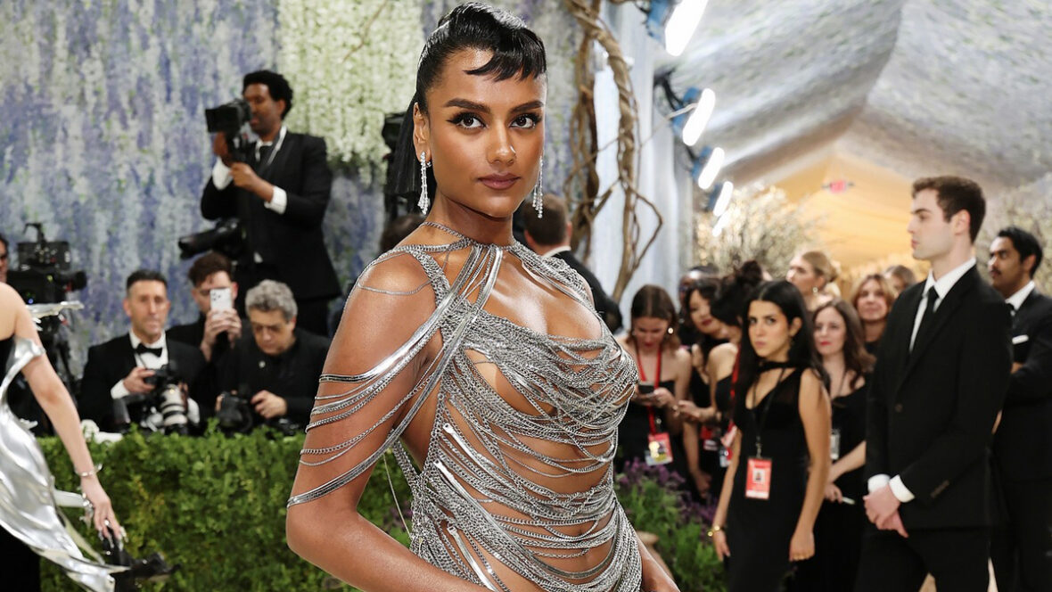 Simone Ashley conheceu gala