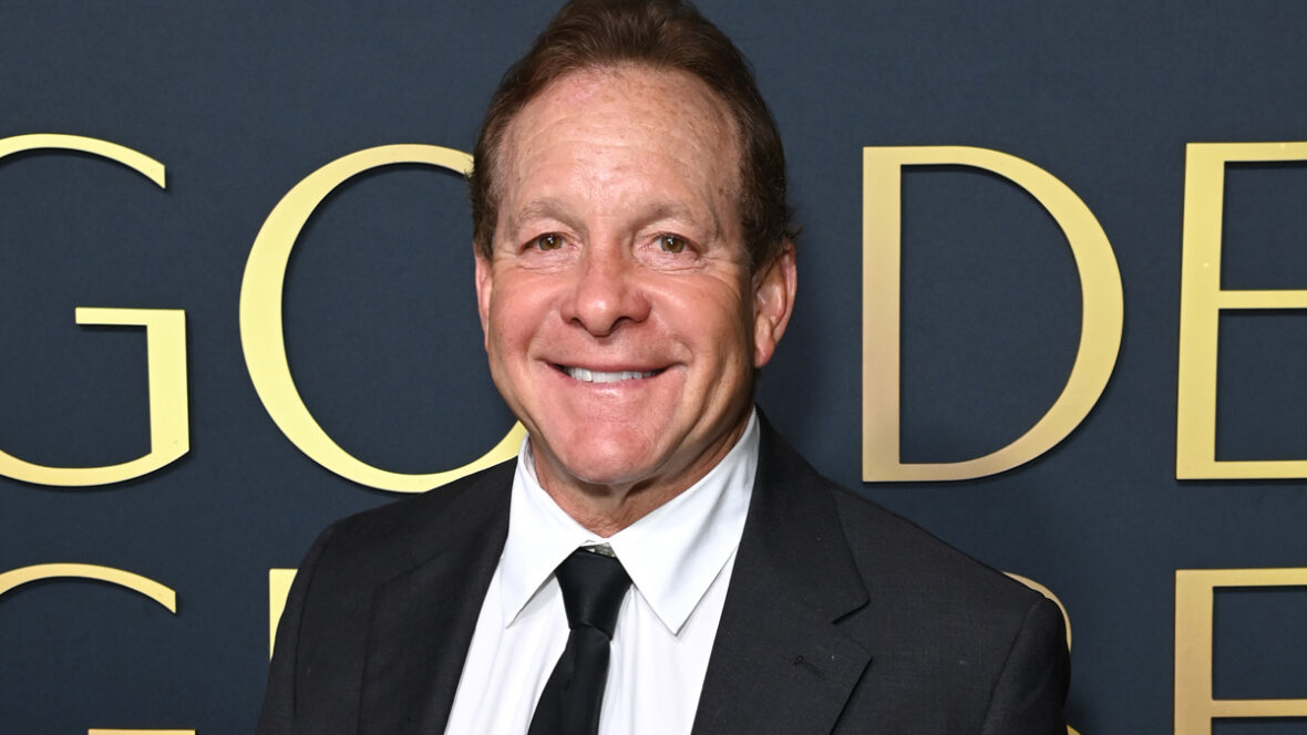 acordo de divórcio de steve-guttenberg Steve Guttenberg de terno em um evento no tapete vermelho