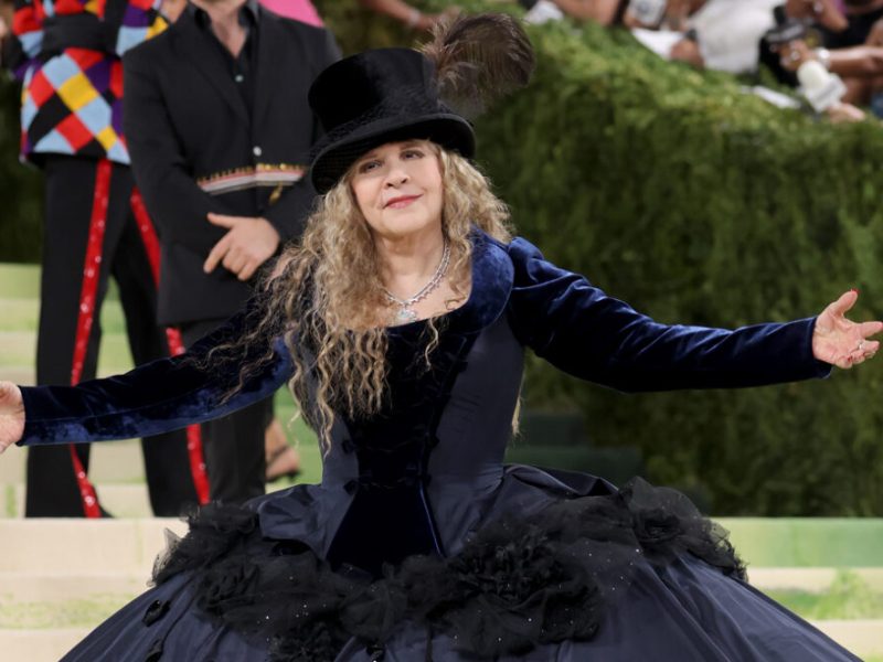 Stevie Nicks usa cartola exclusiva ao fazer sua estreia no Met Gala!