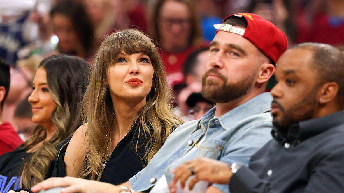 jogo taylor-swift-travis-kelce-knicks Taylor Swift e Travis Kelce no jogo dos playoffs entre Knicks e Cavs