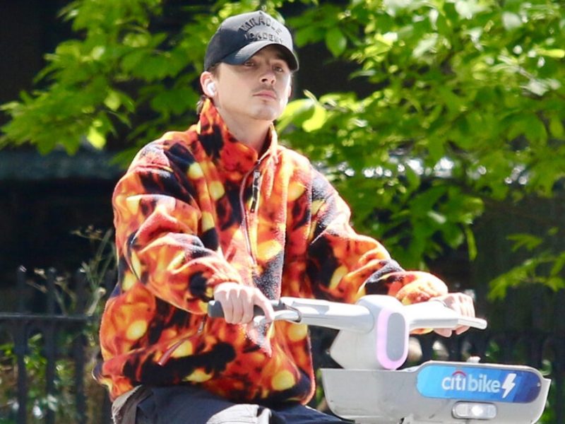 Timothee Chalamet faz passeio de bicicleta à tarde em Nova York