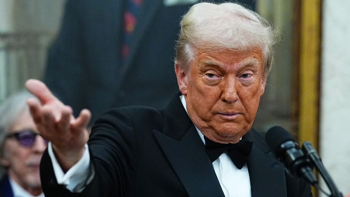 Donald Trump gesticulando durante um noivado