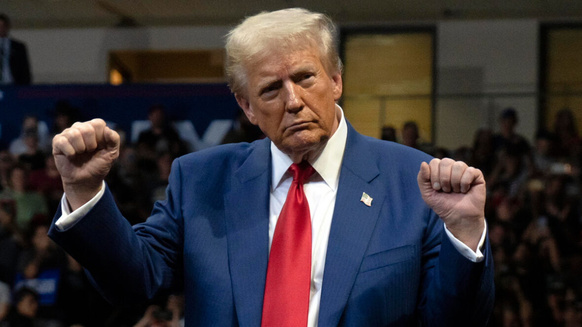 Donald Trump sobe ao palco em 2024