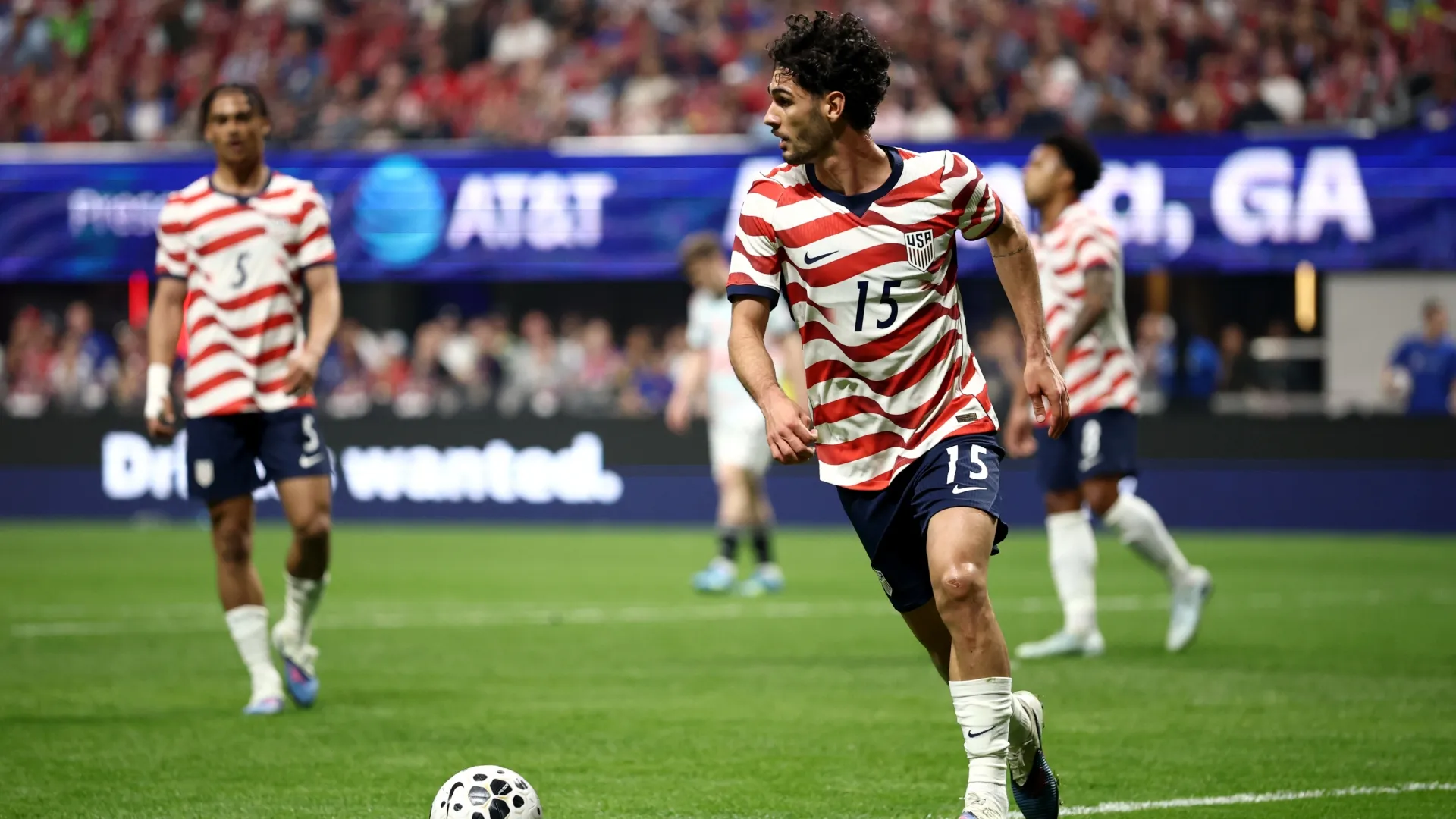 Johnny Cardoso nº 15 dos Estados Unidos contra a Bélgica.