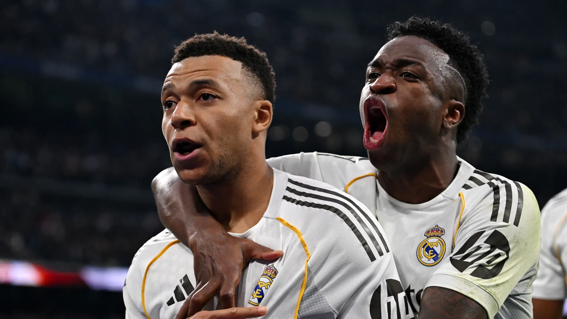 Kylian Mbappe comemora com Vinicius Junior após marcar um gol.