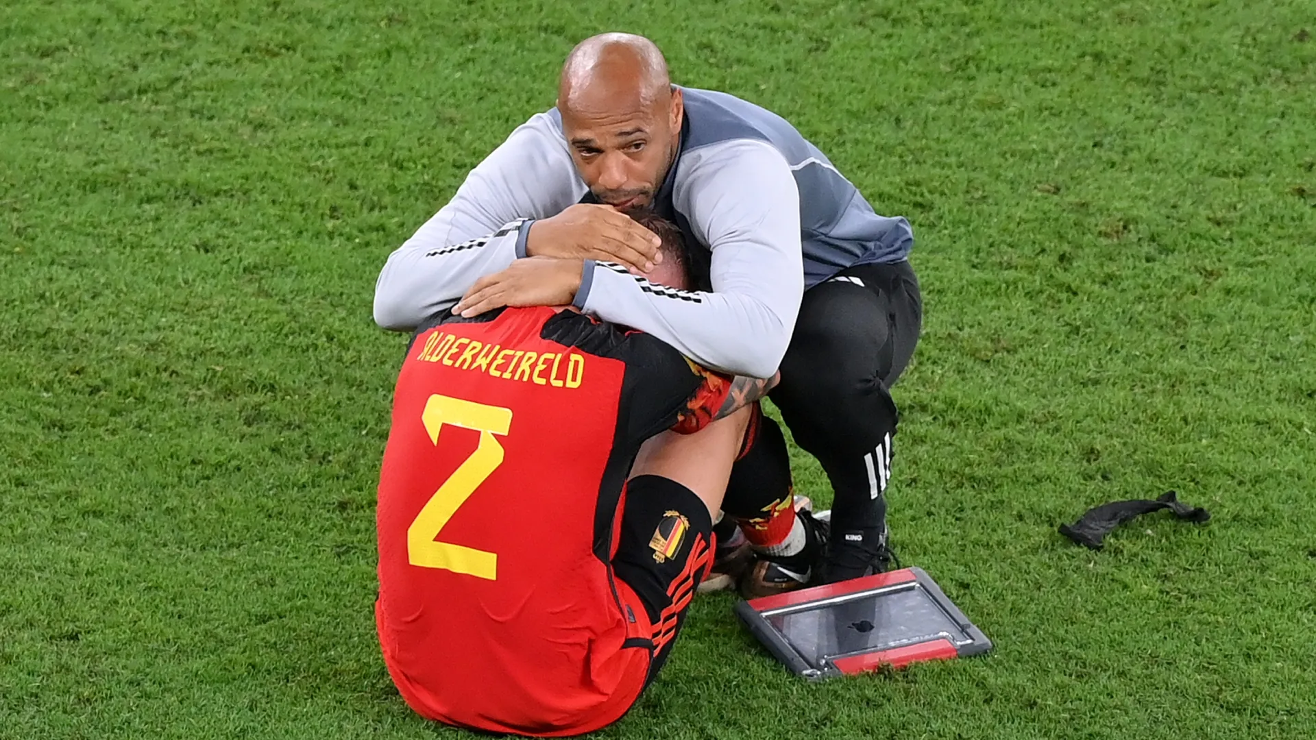 Thierry Henry, treinador adjunto da Bélgica, consola Toby Alderweireld após a eliminação na Copa do Mundo de 2022.