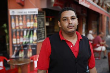 Rio de Janeiro (RJ), 30/04/2026 – O garçom Alisson dos Santos, que trabalha há dez anos no setor de restaurantes, fala sobre a possibilidade de fim da escala 6x1. Foto: Fernando Frazão/Agência Brasil