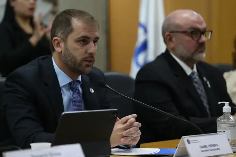 O secretário-executivo do Ministério da Saúde, Daniel Pereira, apresenta o balanço da vacinação contra covid-19 no país.