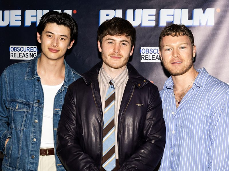 O ator de ‘Boots’ Kieron Moore recebe apoio dos co-estrelas Angus O’Brien e Liam Oh na exibição de ‘Blue Film’