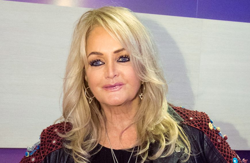 Cantora Bonnie Tyler em ‘Coma Induzido’ Após Cirurgia de Emergência em Portugal