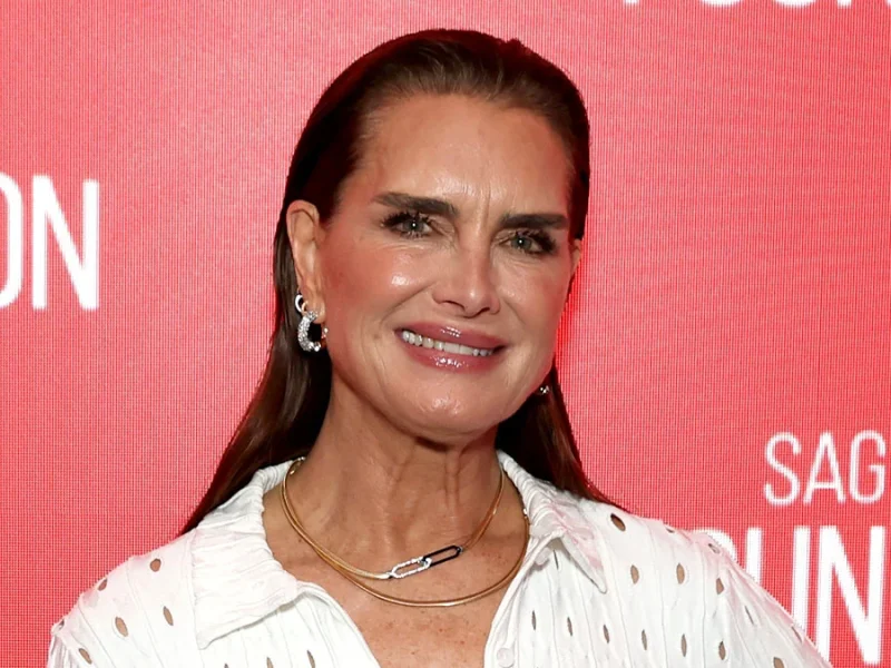 Brooke Shields confirma que namorou JFK Jr., mas diz que eles nunca dormiram juntos