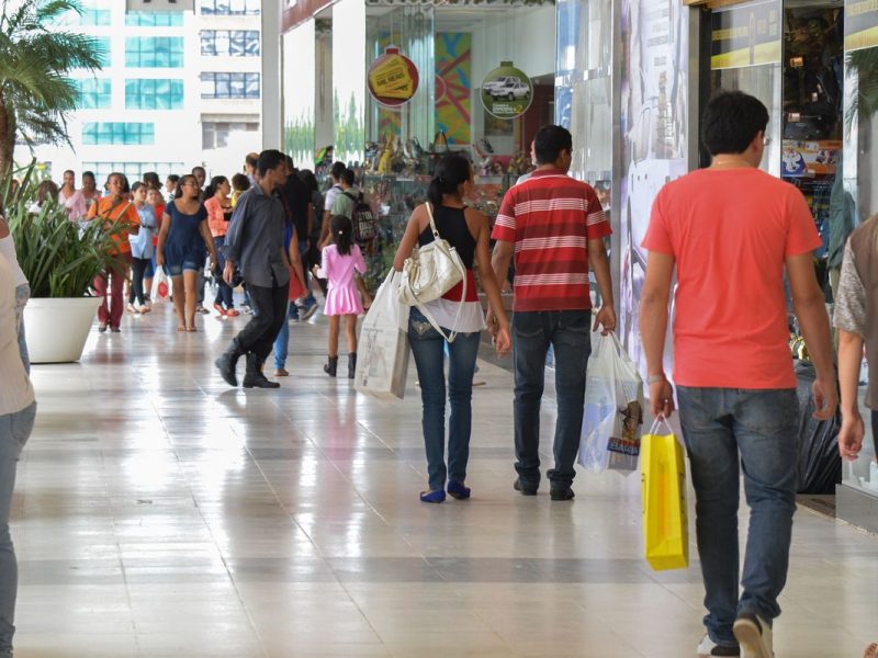 Atividade econômica cai 0,7% em março em razão da guerra do Irã