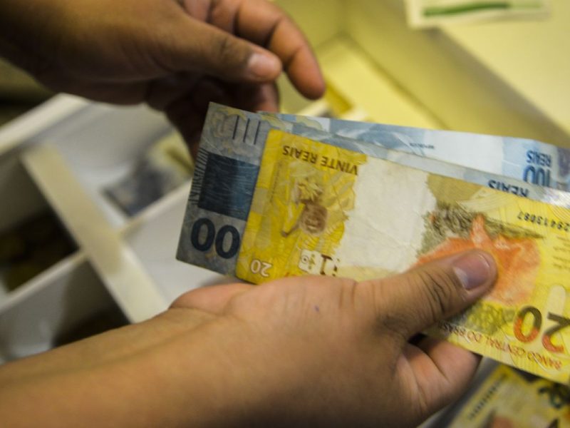 INPC, inflação usada para reajustar salários, soma 4,42% em 12 meses