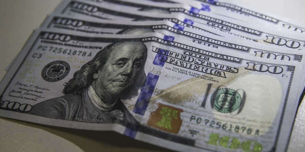 Dólar retorna ao patamar de R$ 5 e Ibovespa recua 0,74% após rali pós-eleitoral