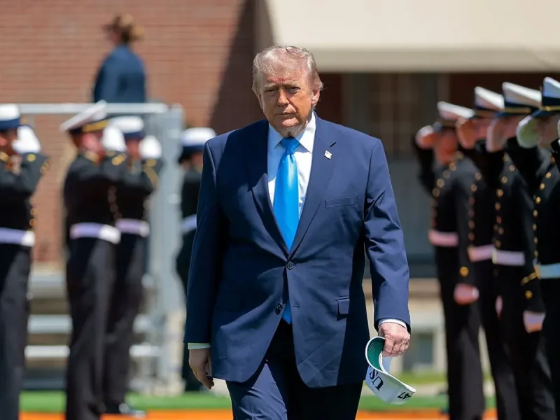 Presidente Trump homenageia atletas recordistas da Academia da Guarda Costeira em evento de formatura