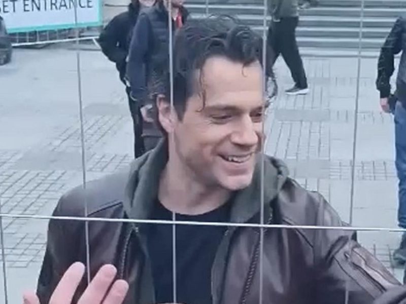 Henry Cavill conversa com fãs no set de ‘Highlander’ na Polônia