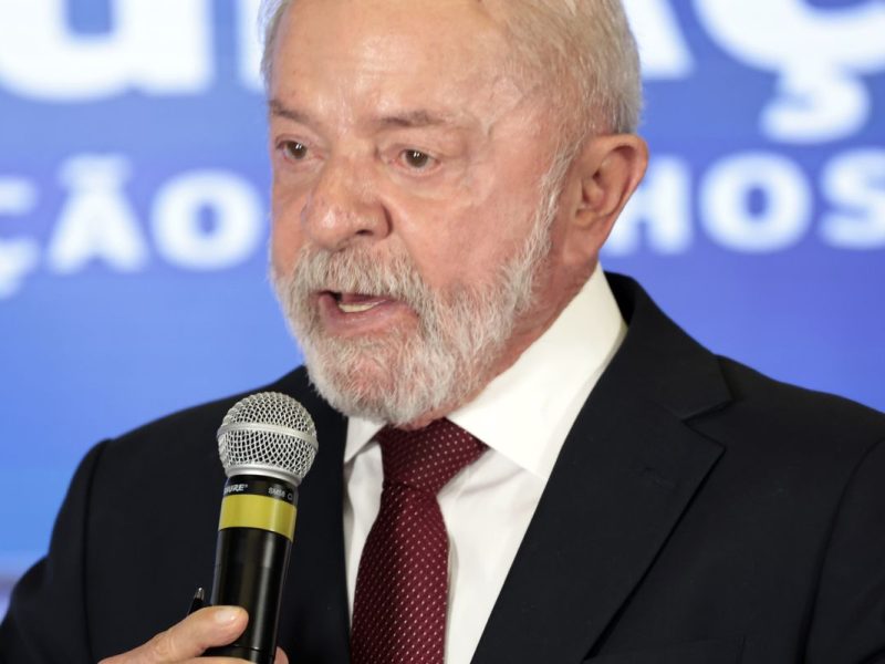 Lula inicia radioterapia após retirada de lesão no couro cabeludo