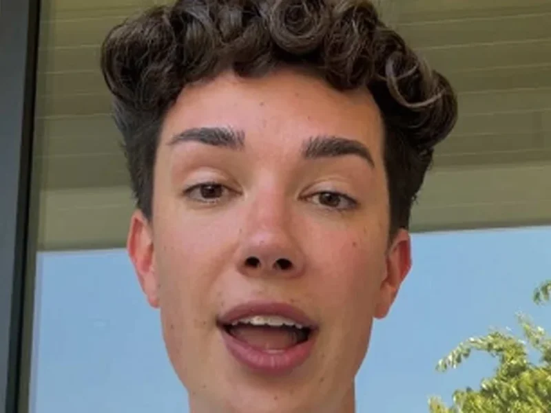 James Charles pede desculpas novamente após a reação da Viral Spirit Airlines e lança nova iniciativa
