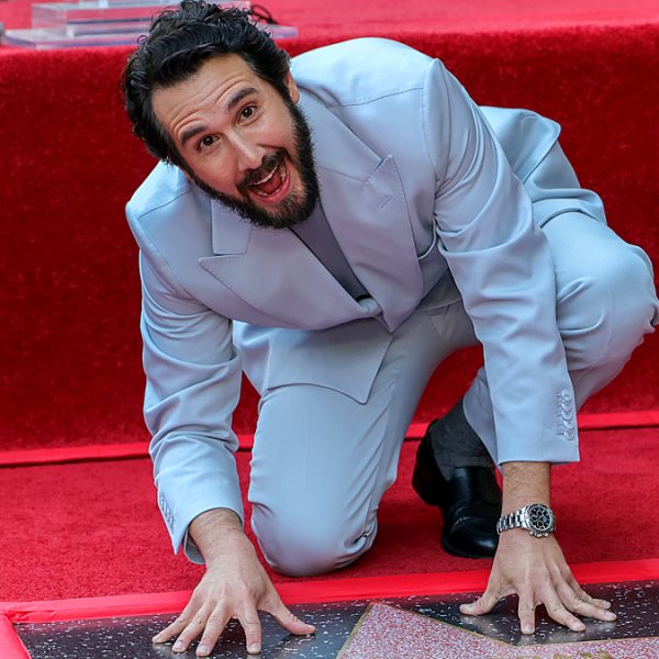 Josh Groban ganha estrela na Calçada da Fama de Hollywood, a noiva Natalie McQueen se junta a ele após notícias recentes de noivado!