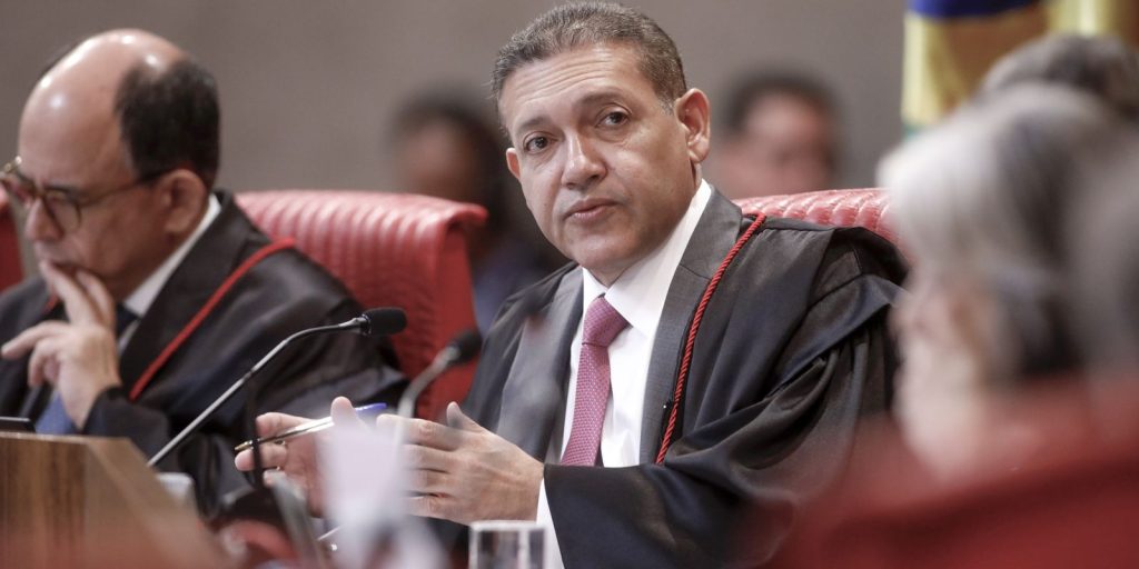 Nunes Marques aciona Fachin e denuncia sobreposição de competência do STF sobre o TSE